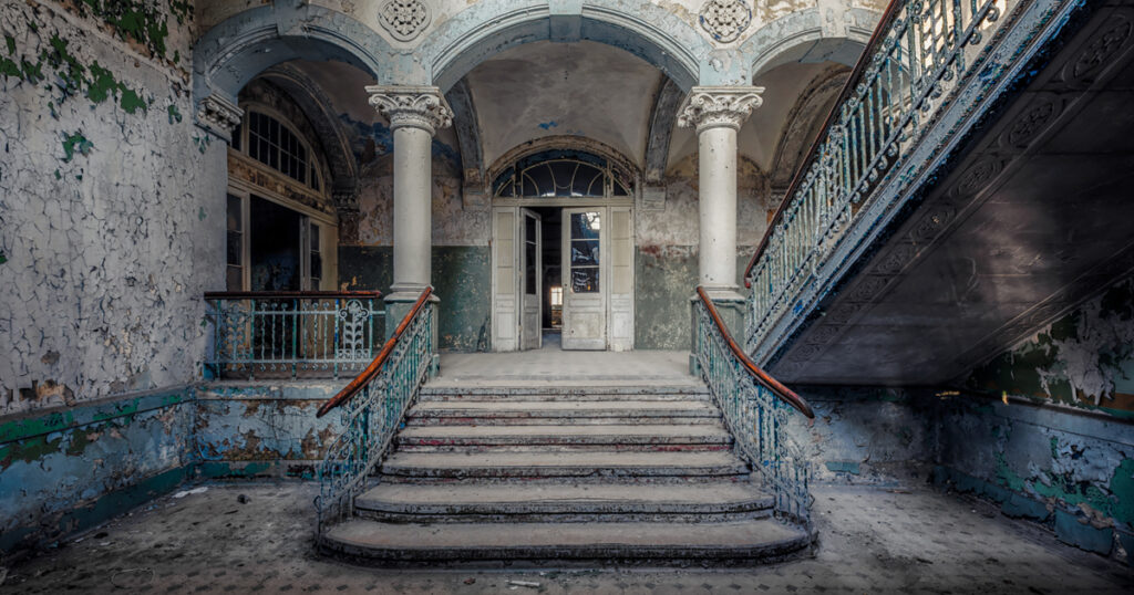 This image has an empty alt attribute; its file name is abandoned-decaying-buildings-europe-photography-christian-richter-fb-1024x538.jpg