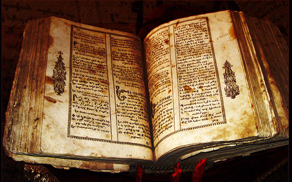 This image has an empty alt attribute; its file name is Black-Magic-Book.jpg